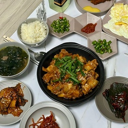 언니는 제육볶음 , 형부는 밥 , 나는 미역국
최고의 식사 !
#요리스타그램 #맛집스타그램 #맛스타그램 #마스타 #맛있다그램 #먹스타그램 #맛있어 #먹방 #취향저격 #냠냠 #instafood #foodstagram #food #맛있다 #냠냠쩝쩝 #술스타그램 #오늘뭐먹지 #야식 #간식 #간식그램 #간식스타그램 #꿀맛 #존맛 #존맛탱 #핵존맛 #쿡스타그램 #푸드스타그램 #온더테이블