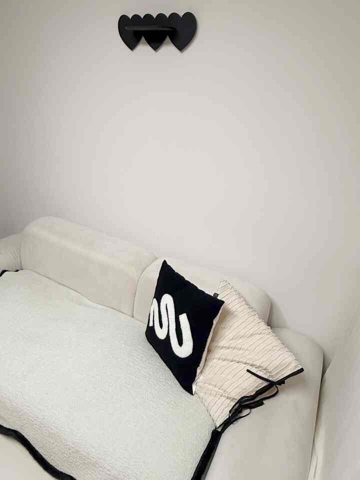 初めての家飾りチャレンジ！
まだどこでどのように飾りましょうか
悩みも多くて苦手ですが
きれいな姿をお楽しみください◡̈ .ᐟ.ᐟ

#black #white 