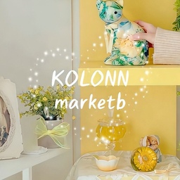 #콘수프필름 #벽선반 #마켓비 #marketb #kolonn #선반
#맞팔환영 #맞팔 #거실인테리어 #거실 #선반꾸미기 #소통 
#봄인테리어 #노란색인테리어 
이번에 만나게 된 마켓비 KOLONN 벽선반은 
거실에 이른 봄을 가져다주었어요😆
슬림한데 존재감은 확실한 아이템✨️
공간 차지가 거의 없어서 허전한 공간 어디든 잘 맞아요👍 
소품 올려두기 정말 좋아요
선반 하나하나가 두툼하고 안정감 있는 두께라 
무거운 오브제를 올려두어도 끄떡없답니다
무엇보다 컬러가 너무 예뻐요🥹💛
채도 높은 노랑이 아니라
공간을 환하게 살려주는 포인트 컬러라
화이트 벽이랑 특히 잘 어울려요 ✨
저는 조화 장식과 작은 소품들로
화려하게 스타일링해봤는데 선반이 워낙 포인트가 돼서 
깔끔하게 비워둬도 너무 예쁘더라고요
사진 찍을 때마다 배경 맛집이 돼서 
거실, 침실, 작업공간 어디든 비어 있는 벽이 있다면
이런 세로형 선반 하나로 공간이 훨씬 살아나요🥰
🔸️슬림한 디자인
🔸️튼튼한 선반 두께
🔸️포인트 주기 좋은 컬러
노란색 좋아하고 공간에 
작은 변화 주고 싶은 분들께 추천드려요💛