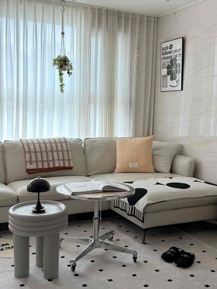 #거실스타일링

Last week, I finally said goodbye to the wall-mounted TV I've had since we were newlyweds👋🏻
After removing the wall-mounted TV, I rearranged the sofa for the first time.

The atmosphere feels much cozier🛋️
I've been spending more time here lately, and I'm secretly loving the new location☺️

#Today'sHome #오늘의우리집 #거실인테리어 #거실스타일링 #거실꾸미기 #거실테이블 #원형테이블 #오그레테이블 #리튼 #리튼블랭킷 #벽꾸미기 #이너조깅포스터 #맞팔 #맞팔환영 #홈데코 #내돈내산 #홈스타일링 #작은집인테리어 #작은집활용법 

