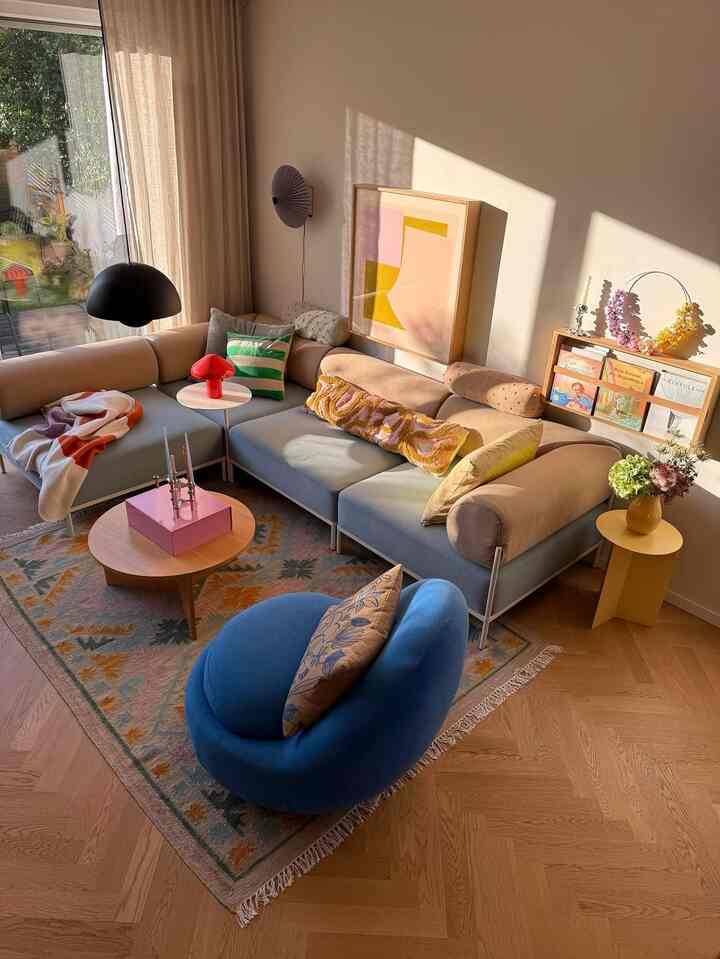 温かい日差し、重なり合う質感、そして遊び心のあるポップなカラーが部屋を満たします☀️🧡
明るくリラックスできるリビングスペースは、快適さ、創造性、そして日々のひとときのためにデザインされています。

クレジット: @hej_sylwi

#ModernLiving #ColorfulInteriors #ScandiStyle #HomeInspo