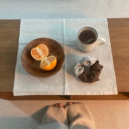 아니 오늘 미세먼지 너무 심하네요ㅠㅠ 켈룩..
잠깐 5분 환기시켰다고 비염이 올라올려해요..🥹 
공청기 틀면서 따뜻한 우엉차나 마시려고요 
제 비루한 발가락은.. 부끄러워서 숨긴거에용..ㅎㅎ 
#티타임 #따뜻한 #귤 #우드 #간식 #우엉차 #미세먼지