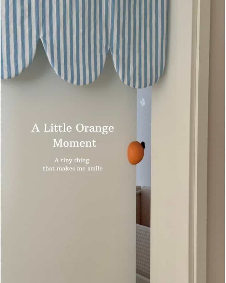 ＃製品提供私の家にみかんがありました🍊

もともと日おおお腹ドアストッパーを使っていましたが、今回はみかんドアストッパーを受け取りました。🫶🏻
最近、赤ちゃんがドアを開けて閉じるのがとても上手で、手に挟まれているのではないかと気になっていましたが、このときドアストッパーは本当に必須です。

ドアはしっかりと握ってくれるのにデザインはまたこんなに可愛いこと… 🥹
床に置くだけでもポイントになって、 
見るたびに気分良くなるみかんな卵🍊
赤ちゃんはおもちゃのように遊んでください:-) 
実用性も、ビジュアルもとても満足🧡

#イルオオオ #ドアストッパー #doorstopper #感性インテリア
＃コンスープ記録集＃今日の私たちの家＃子供部屋インテリア＃子供部屋飾り 