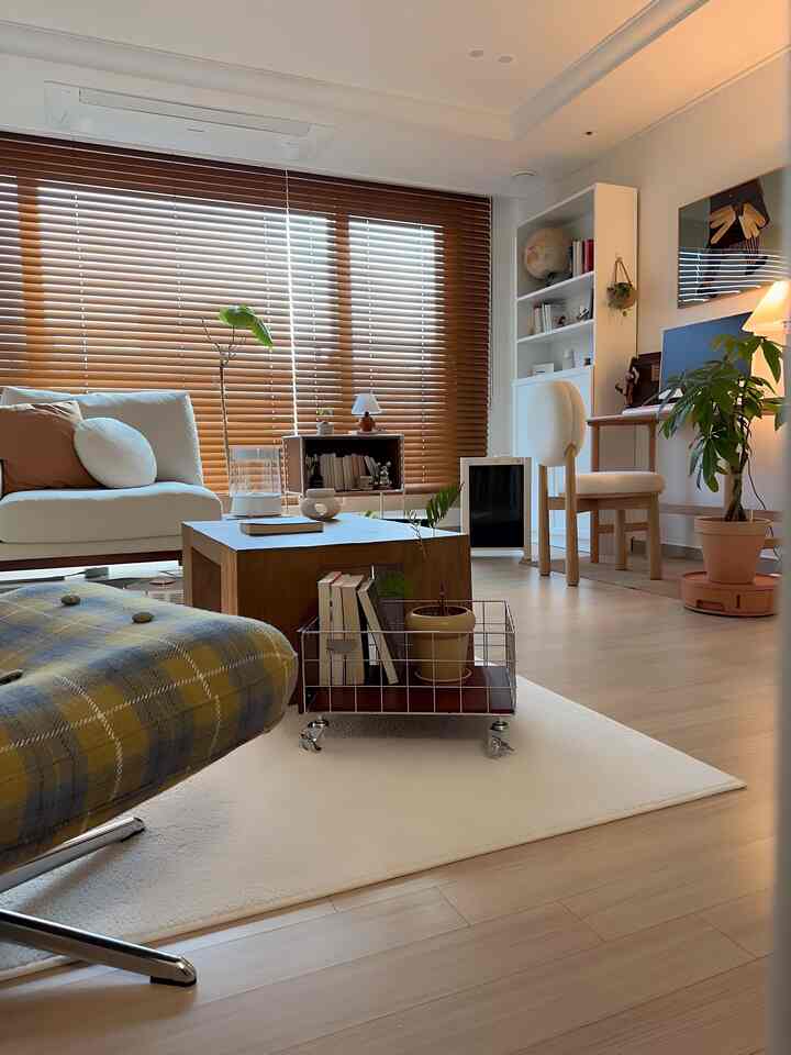 リビングルームの片側にイケアビリーの本棚で飾ってみました。 
高い家具は好きではありませんが、それほどきれいで購入しましたが、本当に好きです😘




＃リビングルーム＃リビングインテリア＃リビング装飾＃家のインテリア＃ホームインテリア＃インテリア＃リビングスターグラム＃ホームスターグラム＃ハウススターグラム＃ウッドスタイリング＃イケアビリー本棚＃イケアビリー 





