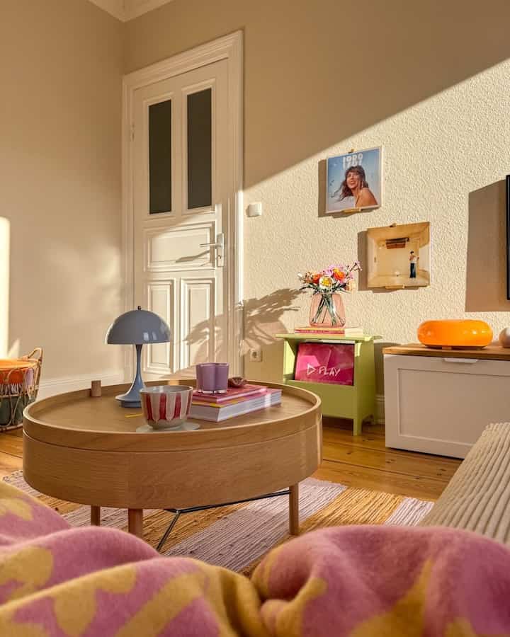 柔らかな光、温かみのある木材、そしてちょっとしたアクセントカラー🌤️
居心地のよさも、楽しくなるという証拠。

クレジット: @liebs_hier

#CozyHome #AestheticLiving #GenZInteriors #WarmTones
#ColorPop #SoftLight #InteriorInspo #HomeVibes
#EverydayAesthetic #SlowLiving