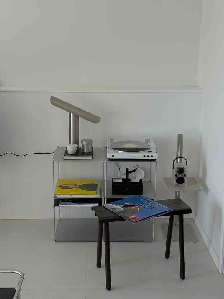  #알루미늄선반 #선반꾸미기 #선반인터리어 #쇠련미 #shelfdeco #집꾸미기 #집스타그램 #거실인테리어 #조명인테리어 #living #미니멀인테리어 #모던인테리어 #홈스타일링 