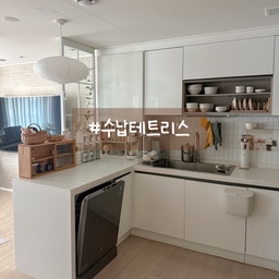 #수납테트리스
저희 집 주방은 상부장 폭이 유난히 좁고
왼쪽에서 오른쪽으로 갈수록 폭 길이가 달라
접시를 세워 보관하기가 쉽지 않은 구조예요🥹
그래서 저는 다이소 접시 선반, 북스탠드 텀블러 정리대,
한샘 우드 접시 꽂이 등을 활용해 최대한 공간을
효율적으로 사용하고 있어요
하부장은 수납공간이 넉넉하지 않은데
정수기 본체가 내부에 자리 잡고 있어
공간을 많이 차지하거든요.
이 부분은 이케아 바리에라 선반과
한샘 후라이팬 정리대를 이용해 수납 효율을 높였어요
또, 아일랜드 하부장은 입구는 좁지만 안쪽이 넓은 형태라
한샘 길이조절 확장형 선반을 두고
자주 사용하는 물건만 앞쪽에 배치해 사용 중이에요.
좁은 주방이다 보니 도어 안쪽에도 부착 후크를 걸어
가벼운 찜기들을 보관하고, 무지 더스트박스 미니에는
식기세척기 타블렛을 넣어 깔끔하게 정리해두었어요.
식기건조대는 한뼘 정도의 공간밖에 없지만
요즘은 확장/분리형 스토피아 건조대가 있어
상황에 맞게 조절하며 편리하게 쓰고 있어요.
정수기 위에는 무타공 컵 선반을 부착해 컵을 두고
사용하니 물 마시기도 훨씬 편해졌어요.
마지막으로, 기존 조명이 주방 길이에 비해 작아
늘 어둡게 느껴졌는데, T5 간접조명을 콘센트형으로
설치했더니 스위치가 바로 옆에 있어 사용하기도 편하고
훨씬 밝아져서 만족스러워요.
테트리스로 완성한 주방 어떤가요🤍
#주방 #주방수납 #주방인테리어 #주방정리 #주방용품 #주방꾸미기 #주방소품 #주방선반 #주방정착템 #호하 #한샘 #다이소 #이케아 #음식물쓰레기통 #주방템추천 #추천템 #맞팔 #콘수프기록집 #누노즈 #컵보드 #컵선반 #접시정리 #접시선반 #접시수납 #그릇수납 #그릇정리 #오픈장 #주방상부장 #작은집수납비결