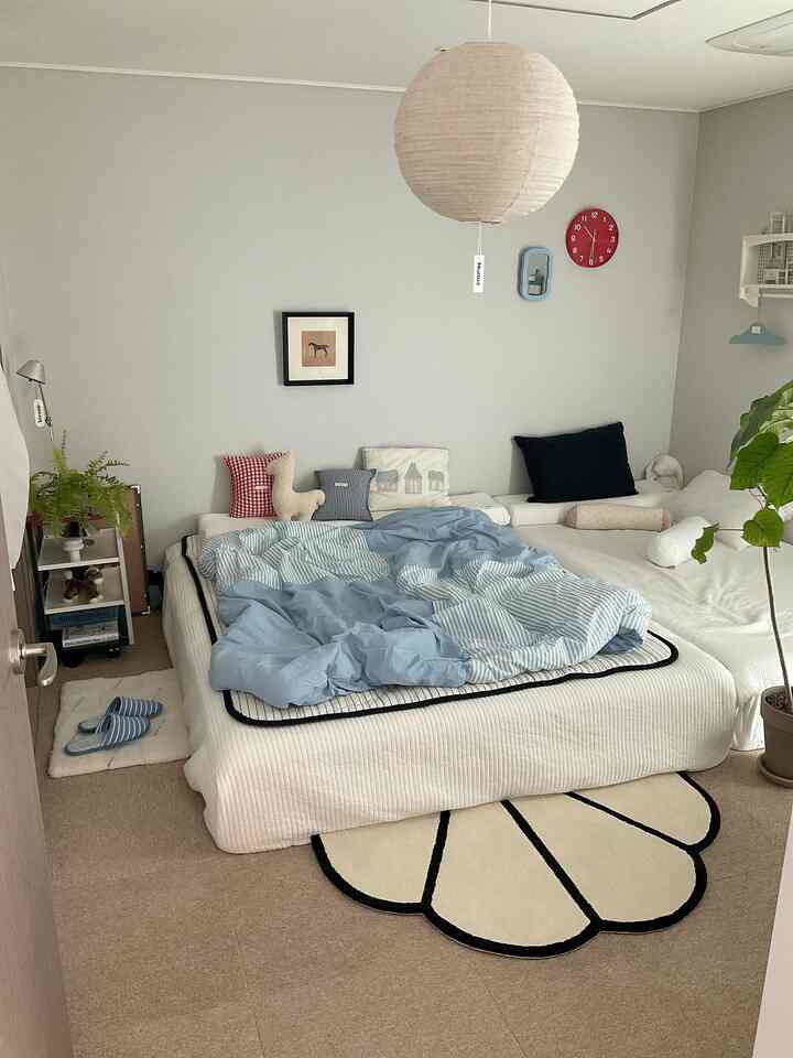 ＃今日の私たちの家＃全国の自慢 

寝室に照明を変更しましたが、雰囲気が変わりました💙

もともとヌノーズホワイトペーパーランプをつけましたが、オートトーンのリネン素材であるペーパーランプを送ってくださって変えました！
オートカラー＆リネンの組み合わせなので、暖かくて落ち着いた感じを与えると思います🤎 

私は輪だけあればどこでも設置可能なモービルオプションで選択してスマート電球をつけて使用中ですよ！ペーパーと違ってリネン素材なので照明をつけると光を均等に広げてくれて空間がとても明るくなっていいです✨

タックも以前と違ってロゴガー両面にありますか？
40cmに選んだのですが、サイズが適しているので寝室、リビングもよく似合います！

＃回復可能なインテリア＃ヌノーズ＃ペーパーランプ＃paperlamp＃リネン照明＃リネンランプ＃nunoz＃nunozoat＃照明＃プランテリア 