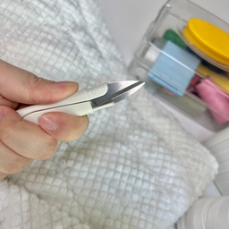 ▫️별가루집 거실▫️
고무밴드 하나 떨어졌다고
아직 멀쩡한 극세사 침대패드를 보내긴 아까워서요.
새로 사는 대신
잠깐 바느질 
이런 게 요즘 말하는 현명한 소비 아닐까 싶어요.
또, 
✂️ 쪽가위 진짜 짱 편함
실만 쏙쏙 정리되니까
괜히 손끝까지 차분해집니다.
손은 조금 가지만
따뜻함은 그대로, 마음은 더 편안해져요.
#현명한소비 #살림기록 #침실살림 #극세사침대패드
#버리는대신고치기 #소소한일상 #오늘의집피드
#콘수프기록집