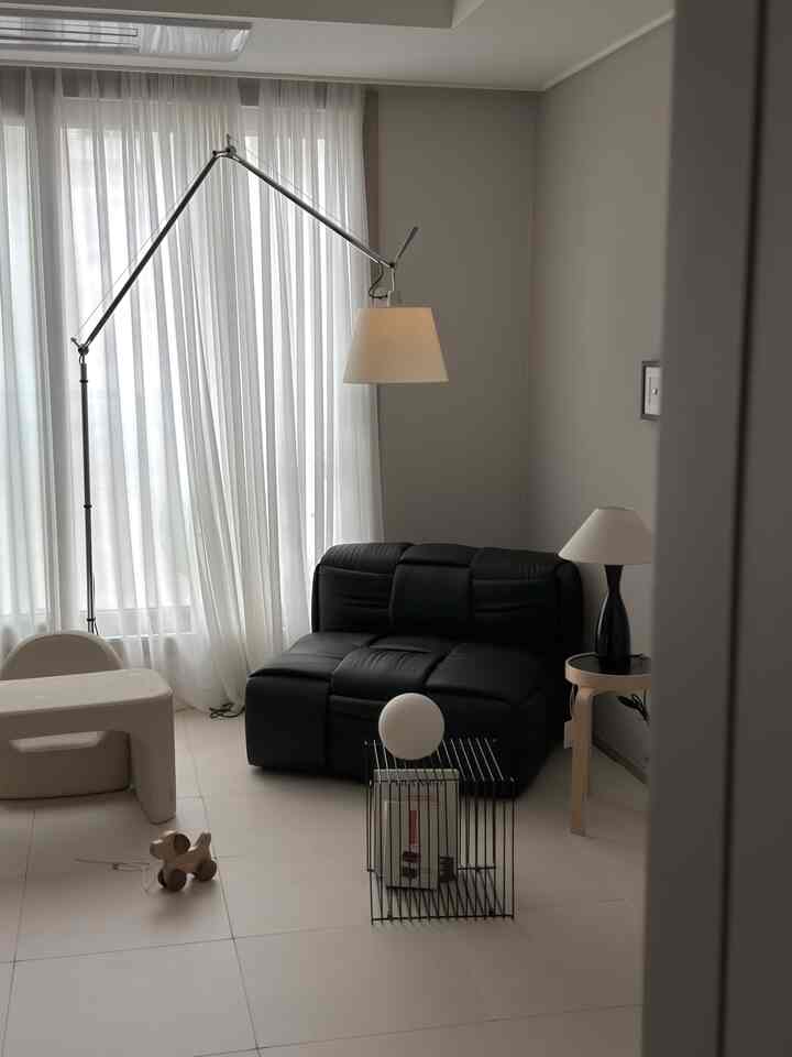 #거실스타일링 #콘수프기록집

Jejaknya ada di seluruh jendela.

Aku suka pencahayaan dan bingkai foto yang baru :)

Meja sofa beroda adalah barang favorit bayiku akhir-akhir ini.

#Sofa Bayi #아기테이블 #아기있는집 #아기있는집거실 #아기방인테리어 #아기있는집인테리어 #블랙인테리어 #블랙소파 #이케아 #주방놀이 #실트루트 #소음방지매트 #거실인테리어 #25평거실 #25평인테리어 #작은집인테리어 #작은집꾸미기 #스툴 #거실조명 #거실테이블