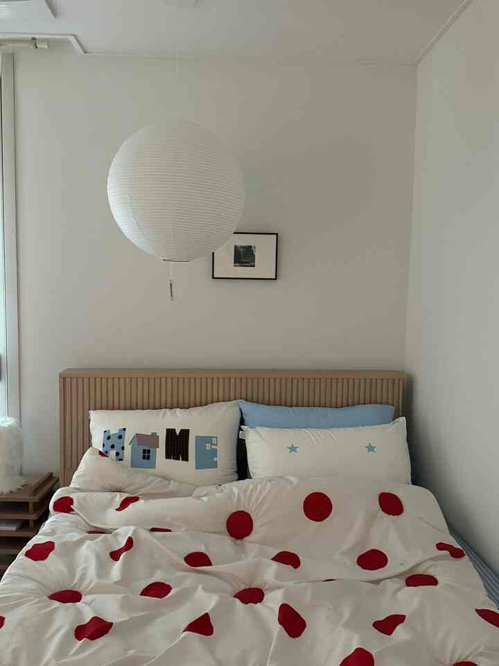 
I changed all my pillowcases 💭💭 
I love every single one of them so much 
It's already the weekend!!! Eat lots of delicious food and have a happy day
💛 

#Bedroom #침실꾸미기 #누노즈 #뚜누 #조명 #조명추천
#HomeDecoration #배게커버 #배게커버추천 #침구 #이불 #선반 #툭 #추천템 #예쁜템최고야 #콘수프기록 #주말에제일바빠 #주말일상 #주말 #일상 #기록 #액자 #액자추천 #포스터