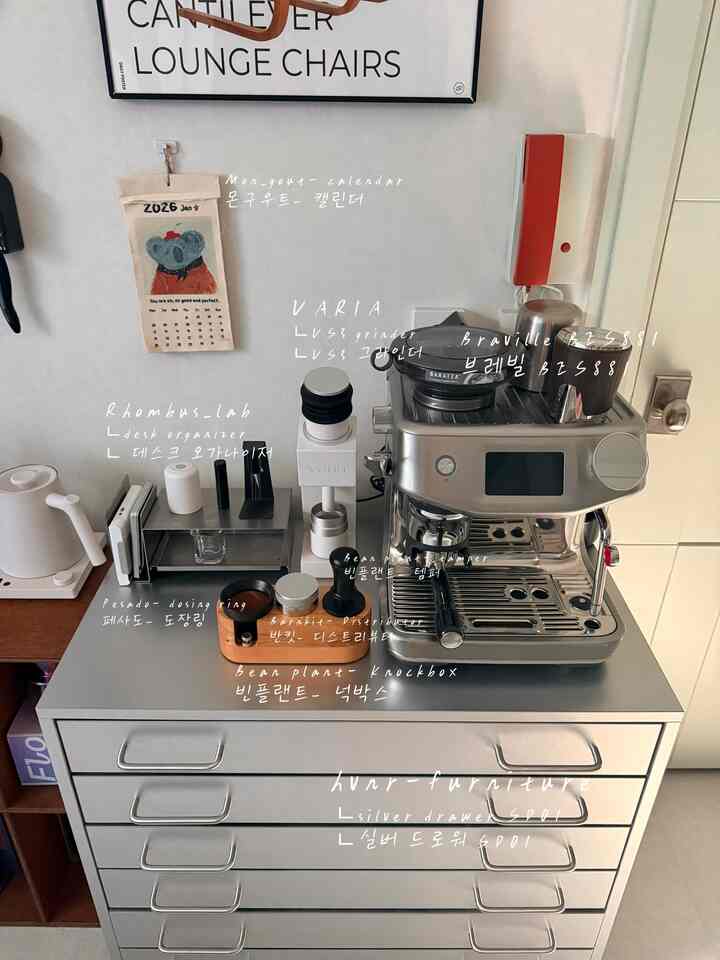 シルバーの色調が印象的なキッチン空間、コーヒーマシンと整然と配置されたコーヒー器具があるモダンなおうちカフェ