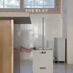 #콘수프기록집 
여유로운 주말
그제 올린 피드에 어떤 분이
구석에 있던 청소도구함을 물어보셔서
올릴 것도 없고 해서 보여드려요🧹
청소도구함은 무인양품 파일박스예요!
걸레는 원래 다른 곳에 두고 사용했는데
쓰다 보니 동선이 이상하더라고요?🤔
그래서 얼마 전부터 2단으로 만들어서
쓰고 있어요ㅎㅎㅎ
3년동안 사용하던 센서 휴지통
스텐이라 물세척 몇 번 했더니 녹슬고
(뚜껑 부분은 심지어 물세척도 못 함)
그래도 예뻐서 못 본 척하고 살다가🫣
건전지 떨어진 지 한 달째…
아무도 고장 났나? 물어보는 이도 없고🤷🏻‍♀️
건전지 교체할 생각도 없고🤦🏻‍♀️
다들 그냥 휴지통이 있어도 살겠더라고요ㅋㅋㅋ
그리고 분리수거는 원래
세탁기가 있는 베란다에 두었는데
방학이라 분리수거 용품도 많이 나오고
베란다 가는 길에 물 떨어지고, 발 시렵고
세탁물 이동할 때 방해가 돼서
분리수거통을 주방 휴지통 옆으로 가져왔어요🗑️
역시 살림은 동선도 편리해야 해요
요즘 애정 가득 주고 있는 주방💕
저녁엔 또 뭐 맛난 거 해먹을까요?ㅎㅎㅎ
#살림 #주방살림 #미니멀살림 #주방인테리어 
#주방꾸미기 #무인양품 #무인양품파일박스
#무인양품더스트박스 #무인양품휴지통
#무지 #muji #무인양품인테리어 #미니멀
#미니멀라이프 #미니멀인테리어 #오늘의가든 
#맞팔 #맞팔환영 #맞팔해요 #맞팔선팔 
