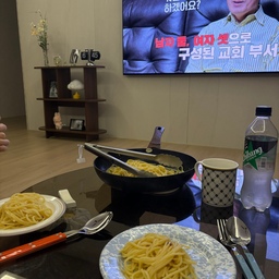 #살림살이 #콘수프기록집 #콘수프기록 
이혼숙려캠프 보면서 먹는 또리오올리오🙂‍↕️
새로운 요리도 좀 올리고 싶은데 
맨날 해먹는 요리가 거의 알리오올리오 뿐이네요..🥲
함께 분발하자 남편!!!!
#오늘저녁 #식기추천 #크로우캐년 #크로우캐년접시 #디너포크 #디너스푼 #시에르파르베 #수저세트 #빌레로이앤보흐 #빌레로이앤보흐아우든 #머그컵 