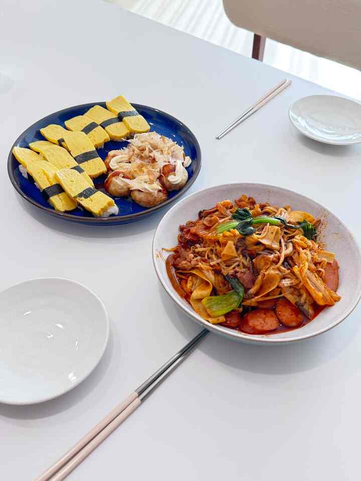 #美食完成テム 普通の日常を特別な晩餐に変えるデンビー料理🍽️✨

たまにそんな日あるじゃないですか。ゲストを招待したり、あるいは特に私自身を丁寧におもてなししたい気分を出したい日！そんな時、私が慎重に取り出してくれる私だけの「必殺技」はまさにデンビー料理です。 🏠💙

肝臓にデンビーの深い青い皿を取り出してみました。今日のメニューは、前からぜひ一度挑戦してみたかった組み合わせのスパイシーなマラシャンガルと甘い卵寿司、そしてたこ焼きです！

ミルキットでたっぷり炒めたマラシャンガに寿司屋で包んできた卵寿司、そして冷凍室の中のしっかりしたサポート軍のたこ焼きを電子レンジに軽く回して完成！ 🍱🥢

自分で作った料理ではありませんが、どんな器に盛るかによって食卓の温度が大きく変わるようです。特にデンビーの濃いブルーカラーが卵寿司の鮮やかな黄色をはっきりと生かしてくれて、はるかに食べにくく見えましたよ！青い海の上に黄色い花が咲いたようなビジュアルに「やはりお皿の選択が上手だった」と一人で憧れていました。 🥰

丁寧に選んだお皿に盛り込んだら、配達食べ物やミルキットもいつのまにかかった晩餐になりましたね。華やかな料理の実力がなくても、私が大切なボウル一つなら私たちの家のリビングルームが最高のグルメレストランに変身する魔法！ 🌿💕

皆さんも今日一日大切にしていたきれいな器に好きな食べ物を盛り込んで、自分に素敵な一食をプレゼントしてみてはいかがでしょうか。その些細な違いが疲れた一日をキラキラにしてくれるんです！ ✨

＃今日の家＃オーホームストア＃ホームストア＃グルメ完成品＃グルメ100選＃デンビー＃デンビー＃オンザテーブル＃プレート#コンスープ 