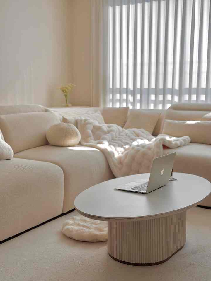 #거실스타일링

A rare, leisurely Sunday 🎶
Cleaning the house and lying on the sofa
Relaxing is the happiest time🤍

My living room is decorated in cream white,
giving it a clean yet warm feel!

#DailyLife #일요일 #집청소 #주말일상 #기록챌린지 #맞팔 #맞팔환영 #맞팔해요 #거실인테리어 #거실 #거실꾸미기 #거실테이블 #화이트거실 #화이트거실인테리어 #크림화이트 #웜톤인테리어 #웜톤거실