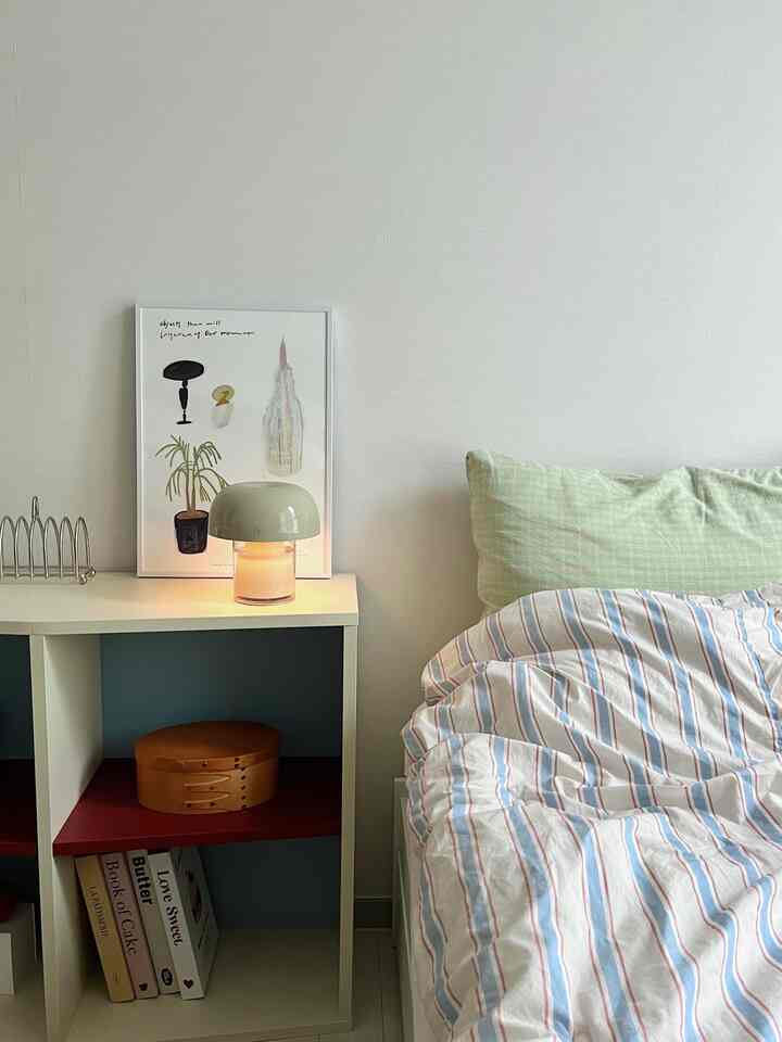 Foto yang sangat cocok dengan cuaca dingin akhir-akhir ini📷
Ruangannya kecil, tapi aku mendekorasinya dengan furnitur dan aksesori yang mencerminkan seleraku🤭

Aku melepas kaca atau akrilik di bingkai karena aku memantulkan bayangan diriku sendiri saat mengambil foto. Fotonya bagus saat pertama kali diambil, tapi setelah beberapa bulan, posternya jadi kusut...🥹
Aku jadi penasaran apakah posternya terkena air. Aku sedih harus melepaskannya🥲

#RumahHariIni #콘수프기록집 #콘수프기록 #오늘의가든 #원룸 #6평원룸 #7평원룸 #오피스텔인테리어 #자취방인테리어 #집꾸미기 #자취방꾸미기 #작은집꾸미기 #작은방꾸미기 #작은방인테리어 #작은집인테리어 #침실인테리어 #선반 #콜드포그 #원룸인테리어 #원룸꾸미기