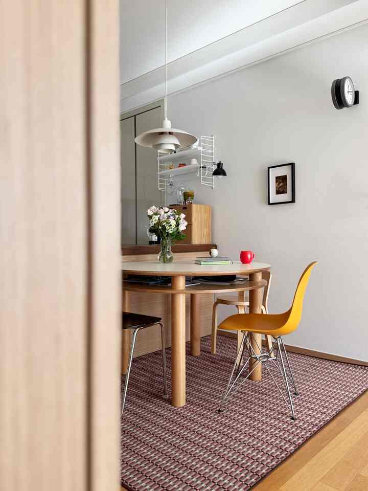 Meja makan kami terlihat hangat akhir-akhir ini.

#InteriorDapur #주방꾸미기 #식탁 #식탁추천 #주방선반