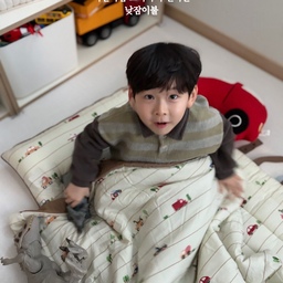 어린이집 교사가 추천하는 낮잠이불세트의 기준 .ᐟ ˖ ࣪⊹ 
곧 신학기 입소를 앞두고, 이것저것 준비할 것들이 많으시죠?
원마다 상황이 다를수도 있으나,
어린이집 교사가 다양한 낮잠이불 수없이 만져보고 또 사용해보면서
나름대로 추천하는 기준을 알려드릴게요!
📍저장해 두셨다가
준비하는데에 도움 되시길 바라요🤍
모든 토끼를 다 잡은 낮잠이불세트 궁금하시다면..🤍
@bebedeco_store
#베더미니4기
#콘수프기록집 #콘텐츠수익화 #유부의세계
#수납테트리스 