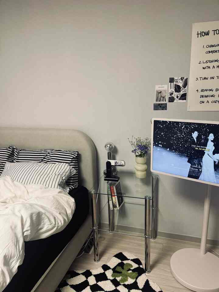 I seem to catch up on things I've been putting off over the weekend. One of them was doing the bedding laundry. After doing the laundry and getting into the fluffy blankets, I felt so cozy and happy.

I try to focus on the bedroom as its main purpose. It can easily get bland, so I add posters and flowers to change the mood. I hope you all end the weekend feeling cozy :)

#Kurumi #콘수프기록 #콘수프기록집 #인테리어노하우 
#Bedroom Interior Accessories #침실인테리어소품 #침실인테리어침구 #블랙침구 #스트라이프침구 #침실포스터 #스탠바이미 #스탠바이미2 #LG스탠바이미