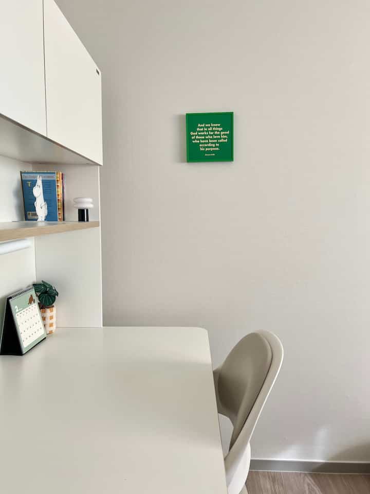 白とナチュラルカラーの子供部屋、シンプルなデスクとチェアが配置された清潔感のあるインテリア