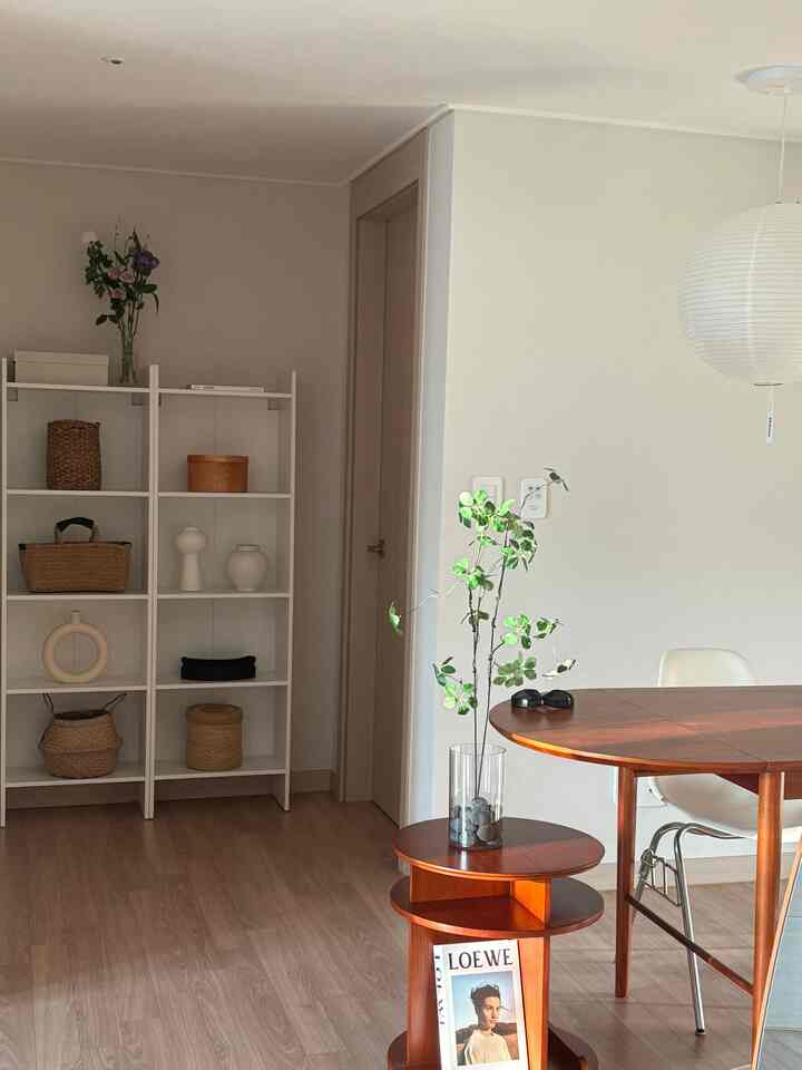 This morning at my house 🫢 I suddenly wish spring would come soon.

#LivingroomInterior #주방인테리어 #주방꾸미기 #거실꾸미기 #식탁 #식탁추천 #식탁조명 #식탁인테리어 #식탁등 #맞팔 #맞팔환영 #맞팔선팔 #맞팔소통 #선팔맞팔 #콘수프기록 #콘수프기록집 #오늘의집 #오늘의우리집 #오늘장면한컷