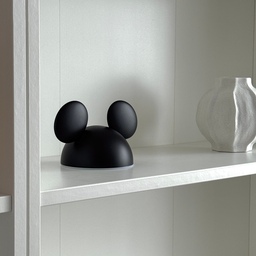 #오감리뷰 #FTC21기이야기 #FTC기록
🏷️라디룸 MICKEY MOUSE Magnetic 포터블 무드등 조명 오감리뷰 ✦
아이가 자기 전 책 읽는 시간을 좋아해 
독서등을 따로 들였어요 ˚ ͙ෆ
방 형광등은 잠들기 전 사용하기엔 너무 밝아 눈이 쉽게 피로해지더라고요.
그래서 은은하게 켜둘 수 있는 조명이 필요했는데 밝기와 분위기 모두 만족스러웠어요.
미키 귀 실루엣 디자인이라 아이도 보자마자 바로 반응하고 🐭
공간에 올려두기만 해도 오브제처럼 포인트가 됩니다 ✧
하단 라인으로 부드럽게 퍼지는 간접 조명이라
책을 볼 때도 눈부심이 적고 잠들기 전까지 켜두기에도 부담 없는 밝기예요.
조명 컬러도 여러 가지로 체인지 가능하고
밝기 조절은 물론 색온도 조절까지 되어
상황에 맞게 무드등, 독서등으로 활용하기 좋아요 ⌂
아이방은 물론 거실 선반 위에 두어도 잘 어울려
감성 조명으로 활용하기 좋습니다.
독서등과 무드등을 함께 찾는 분들께 추천하고 싶어요 ˚ ͙ෆ
#라디룸조명 #미키마우스조명 #무드등추천 #독서등추천 #아이방조명 #간접조명 #감성조명 #집꾸미기 #아이와사는집 #선반 #이케아빌리 #이케아비할스 #쥬다르범퍼침대 #서재방꾸미기 #리클라이너의자 #북스탠드 #아이방꾸미기 
#콘수프기록집 #예쁜템최고야 