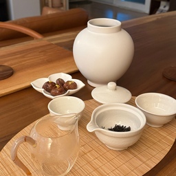 저녁 다도 즐기기🍵 
다이소 달항아리를 퇴수기로 쓰는 나🤭
#다도세트 #차실 #차마시기 #거실스타일링