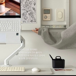 #콘수프기록집 #현명한소비
자리에 원래는 
매직 히든 선반을 달아 사용하고 있었는데 
책상을 모션데스크로 바꾸고 나니
올렸다 내릴 때마다 자꾸 걸리더라고요...
신경쓰이고 위험하기도 해서 
테이스트픽 미니멀 마그넷 보드로 바꿔줬는데 정말 딱🙌🏻
보일러 컨트롤러, 배전반, 월패드처럼
없앨 수 없지만 보기 싫은 것들 때문에 고민이라면
이 제품 정말 추천드려요! 
제일 깔끔하고,
슬라이드 형식이라 사용하기도 편해요 :)
#인터폰가리개 #월패드가리개 #보일러컨트롤러 #테이스트픽 #데스크테리어