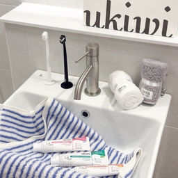 #콘수프기록집 #예쁜템최고야
✨ 유키위(UKIWI) 구강케어 세트 ✨
마그넷하우스에서 소개하는 마그넷 칫솔🪥
🫧클린 마그네틱 항균 칫솔
✔ 세계 디자인 어워드 수상✨
✔ 브러시를 자석으로 세워 편하게 보관 가능!💫
➡️ 나노 마그넷 패드로 칫솔이 똑! 하고 붙어서✨ 물때 걱정 NO, 위생은 UP! ✨ ￼
👍 칫솔 특징
• 자석으로 세워 보관하여 빠르게 건조 🌬
• 욕실 어디든 설치 OK (미니멀 & 깔끔)
• 3,000개 미세모 + 은 이온 항균 브istles 적용  ￼
• 인테리어처럼 예쁜 디자인
🌿내츄럴 프로폴리스 치약
✔ 뉴질랜드 자연 유래 프리미엄 치약
✔ 프로폴리스 성분으로 잇몸 건강에 도움
💡 치약 특징
• 프로폴리스의 자연 항균 & 개운한 상쾌함
• 매일 쓰는 치약도 ‘건강 케어’로 업그레이드
• 부드러운 터치 + 깔끔한 마무리
🪥 칫솔 + 🧴 치약 한 세트로
➡️ 욕실이 훨씬 깔끔하고 위생적 🛁
➡️ 자석으로 붙이는 세워 보관 시스템 덕분에
💦 물 튐 걱정 없이 뽀송하게 관리돼요! ￼
#유키위 #칫솔 #치약 #유키위칫솔 #코토나 #오프이즈 #예쁜수건 #수건추천 #욕실인테리어 #화장실인테리어
