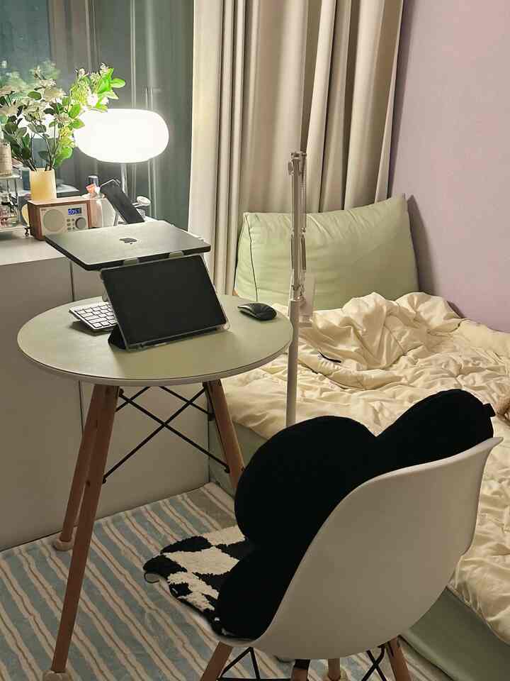 #콘수프기록집 #오늘의우리집

Looking at it this way, the increased color is even more noticeable...🍀

#Bedroom #그린 #블랙 #블랙포인트 #우드인테리어 #크림인테리어 #ftc9기이야기