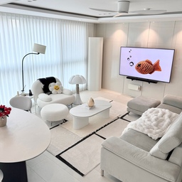 🛋️거실 분위기 바꿀 때 가장 간단하면서 효과 좋은 아이템 = 러그 ✔️
러그 하나만 바꿨는데 공간 완성도가 확 올라갔어요.
✔️ 러그 선택 기준
•	컬러: 아이보리 + 블랙 포인트
→ 화이트 거실에 포인트 주기 좋고, 유행 안 타는 조합
•	패턴: 심플한 라인
→ 가구가 많은 집은 패턴 과하면 산만해 보일 것 같았어요
•	사이즈: 소파 앞다리 + 테이블 전체 올라가는 크기
→ 작으면 공간이 더 좁아 보이기 때문에 크게👀
✔️ 러그 바꾸고 달라진 점
•	공간 구획 정리
→ 소파 & 테이블 존이 자연스럽게 분리돼서 거실이 더 정돈돼 보여요
•	차가운 타일 바닥 보완
→ 화이트톤 특유의 차가움이 줄고, 훨씬 안정적인 분위기에요
새로 산 포루투갈 러그 레이어드했더니
공간에 입체감 + 스타일 포인트가 생기면서 훨씬 감각적인 느낌이들어요✨
#오늘의우리집 #콘수프기록집 2
#거실인테리어 #러그인테리어 #러그추천 #거실러그
#화이트인테리어 #미니멀인테리어 #신혼집인테리어 #집꾸미기 #러그레이어드 #포르투갈러그 #화이트거실 #모노톤인테리어 #거실꾸미기 #카페트 #모던인테리어 #거실테이블 #일인소파 #1인소파 #거실조명 #거실가구 #거실공간분리 #블랙앤화이트 #식탁 #거실커튼 #소파테이블 #콘센트가리개 #세라믹식탁 #러그스타일링 