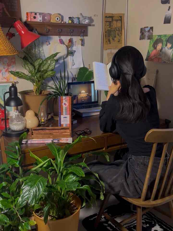 Akhir-akhir ini, rutinitas harian saya adalah siklus membaca, menulis, dan membakar dupa. Saat saya membaca ulang catatan saya, saya menyadari: Berjalan di malam hari, ketika tidak ada yang bisa menjawab kekhawatiran saya, sebenarnya terasa seperti waktu untuk lebih mendengarkan suara batin saya.

#CornSoupRecords #오늘의우리집

#Vintage #빈티지소품 #빈티지인테리어 #침실 #집꾸미기 #오늘의집 #빈티지가구 #빈티지분위기 #원목인테리어 #월넛인테리어 #우드인테리어 #기록 #원목거울 #원목책상 #지브리인테리어