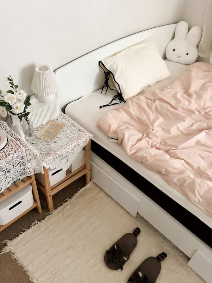 #콘수프기록집 #현명한소비 #8평원룸
I've been using this item for over two years🤎

➊ Matilla Blanket
I bought this blanket because the color was pretty, without even looking at the material, but it's actually a rustling material. It's easy to wash, and I love its weight. ᐟ

➋ My Little Daisy Bed Pad
I bought this bed pad when I bought a baby gift for a friend. They say it's a newborn pad, so maybe that's why it's so soft to the touch and slightly thick, making it so cozy. I've had it for over two years, and it hasn't changed shape after countless washes. It feels like new again. I'm not even a baby, but I sleep like a baby😴

➌ Portuguese Rug
A great item when you need a little extra touch🫶🏻
The material is unique, and it has a certain emotional quality to it. I use it next to my bed to brighten up the space. ᐟ

#StudioDecoration #원룸인테리어 #원룸 #오피스텔인테리어 #자취방꾸미기 #자취방인테리어 #자취필수템 #침실스타일링 #침실인테리어 #홈스타일링 #차렵이불 #침대패드 #러그추천 #선팔맞팔 #맞팔 #맞팔환영 #감성인테리어