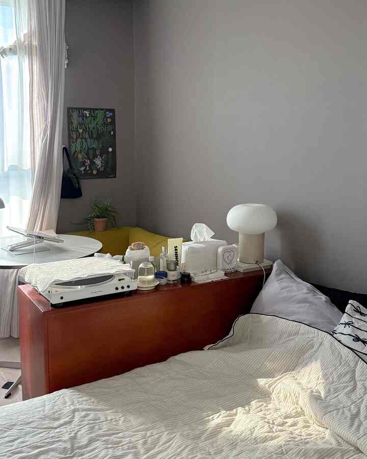 _
一茎の光が大切な北向きのワンルーム＃インテリアノウハウ

✨ローベッドフレーム
低フレームベッドが家をより広く見せます！私は鉄製のフレームを使用していますが、ヘッドがなくて軽くて前後に移動させるのも簡単で、季節ごとに部屋の構造を変える私にすっかりでした！

✨引き出し場で空間分離
ワンルームにも共感分離は必要だ！原木収納場を部屋の真ん中に置き、それなりにリビングと寝室を分けました。 :) 普通の小さなワンルームでは見づらい構造ですが！こうして生活すれば空間分離にもなり、ベッドも窓と通りができて寝ると冬には寒すぎません！低いベッドフレームを使って逃したベッドの下収納を引き出しが代わりにしてくれたりしますよ！ 

✨二重カーテンで光を最大限に確保する
私たちの家は低層で、前に建物があって窓を開けておいてもカーテンを全部開けて生活することができません🥲 だから中カーテンをシフォンにして、表カーテンは好みに合うものでその時その時変えてくれますよ！だから大切な光を逃さずにいるんです！カーテンが部屋のかなり大きな面積を占めるので、部屋の雰囲気を変えるのにかなり大きな役割を果たします！それで、全季節ごとに変えてくれる方ですよ！ （ところで実は片方のスプライトカーテンは面倒なので放置中なの….ㅎ）

小さなワンルームに生きても私の好みできれいに暮らしたい気持ちです✨

＃コンスープ記録集＃ワンルーム＃ワンルームインテリア＃ワンルーム装飾＃1家具＃一人暮らし＃部屋の構造を変更 