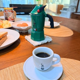 모카포트에 커피 올리고, 간단한 아침 준비해 가족과 함께하는 시간.
#콘수프기록집 #오늘의루리집 #홈인테리어 #홈스타일링 #홈카페 #주방인테리어 #아침식탁 
