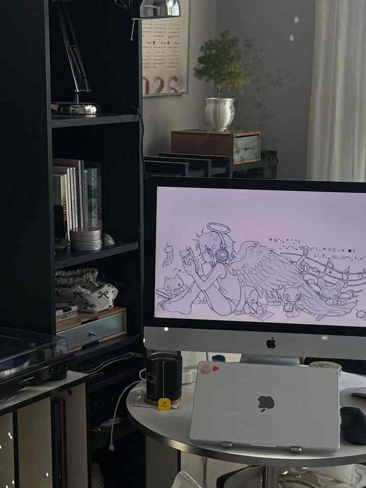 モダンな黒と白のトーンのホームオフィス、書棚とコンピュータが配置された清潔感のある作業空間