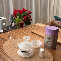우리집 방한켠에 있는 찻자리🍵
차 마시는 시간 너무 좋다.
오래오래 마셔야지🤎
#방구석차실 #차실 #찻자리 #거실꾸미기 #다도생활