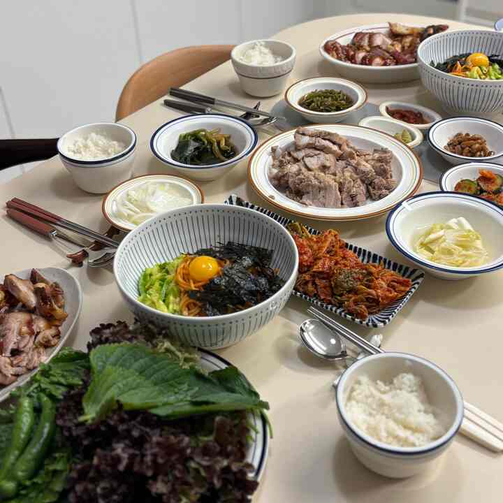 #살림구원템

We had another housewarming party for the holidays 🫠🩷
What a happy time it was ••♥︎

A housekeeping savior that I feel every time I have a housewarming party!
▶️ This is a waterproof table mat!!

I was worried about the color transferring to my white table,
but after putting the table mat down, meals became a little more comfortable. Haha

The table mat is also a light color, so there's a slight risk of color transferring,
but it's double-sided, so you can just flip it over! 🤎

Since they're affordable, I think it's a good idea to have one or two and switch them out depending on your mood. ㅎㅎ

#Kitchen #주방인테리어 #식탁 #식탁추천 #테이블매트 #테이블보 #테이블 #식탁보 #식탁매트 #방수매트 #신혼부부밥상 #주방템 #주방잘산템 #신혼부부 #신혼부부잘산템 #신혼집인테리어 #신혼집 #신혼부부인테리어 #감성주방 #방수테이블매트 #식기추천 #신혼부부식기추천