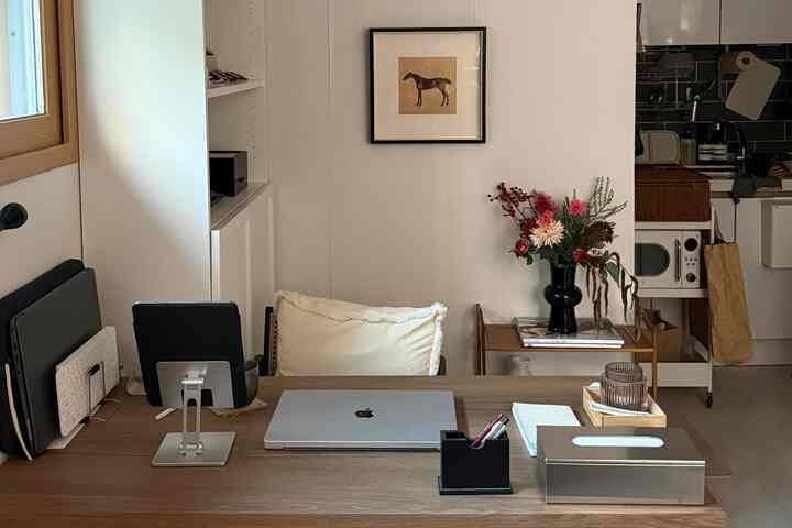 白い壁と木目調のデスクが配置された6坪のワンルームホームオフィス、清潔でミニマルなインテリア