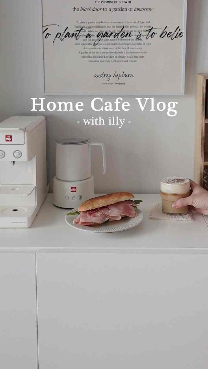 ㅣ週末のホームカフェ☕️

甘いクリームラテが食べたい 
今日はガラスカップにアインシュペナーを作ってみました。

氷の音、しっかりと上がるクリームまで
見ていても癒される気分✨

いつ見てもきれいなイリミルクフロダーのおかげで
ホームカフェの時間がもっと楽しいです🤍

今日は贈り物を受けたジャンボンペールで作られました
サンドイッチまで添えて週末ブランチ完成🥪

この味にホームカフェできないからです👀

#コンスープフィルム
#illy #イリーコーヒー #ホームカフェ #コーヒーマシンおすすめ #コーヒーマシン
＃私のお金の中山＃オーデンセ＃カップ棚＃ホームカフェインテリア 
#ブログ