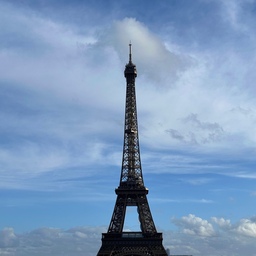 #여행기록🇫🇷
알차게 보내고 온 파리~
여행 중에 올리지 못해서 이제라도 기록해 봅니다
사진 보면 구름 하나가 에펠탑 꼭대기에 걸린 것 
처럼 보이네요☁️^^
#나가놀아요 #프랑스 #파리 #에펠탑