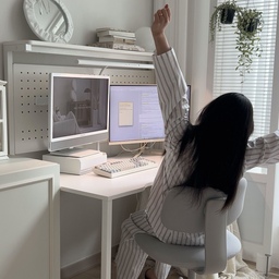 #콘수프필름 #데스크테리어
제 로망이던 데스크테리어 좋아요, 좋은데
의자 고르기가 생각보다 쉽지 않았어요
편한 의자는 생활감도 금방 생기고 덜 예쁘고
예쁜 의자는 오래 앉아서 작업하기엔 불편하고요,
드디어 둘 다 충족하는 의자를 찾았어요, 시디즈 뮤브!
시디즈가 새롭게 제시하는 라이트워크
저는 책상에 앉아서 원고 기획, 작성을 주로 하고 이거저거 구경하며 차 마시는 것도 좋아하는데요
미니멀한 디자인으로 깔끔한 인테리어 톤은 그대로 유지해주면서
오래 앉아서 작업해도 편안한 홈오피스 의자예요
저는 바퀴 있는걸로 골랐는데 이동도 부드럽고
딱 네개의 다리 구조라 깔끔해요
무엇보다 세심하다 느꼈던 부분은 레버 위치,
숨겨져 있다시피 한데 높이조절이 부드럽게 잘 되어서 만족
또 5년 품질보증 되고 사용감 생기면 등판과 좌판은 교체도 가능하니까
믿고 쓸 수 있는 시디즈로 데스크테리어도 편하게, 예쁘게 해보세요!
 #데스크셋업 #시디즈 #시디즈뮤브 #홈오피스의자 #라이트워크의자 #예쁜의자 #인테리어의자 #책상의자 #컴퓨터의자 #컴퓨터의자추천