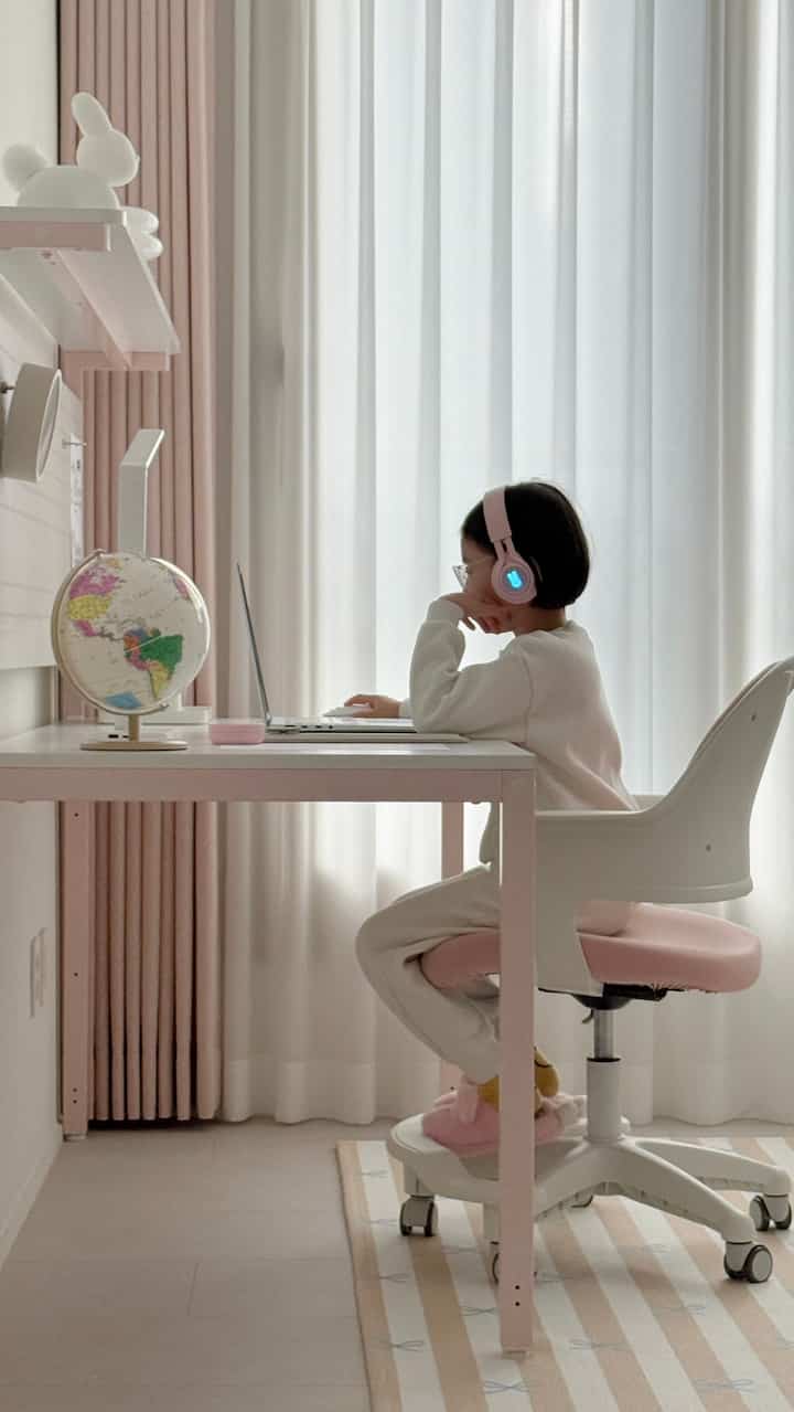 #アイデア 
華やかな2番目の部屋💗

机が到着した日がとても好きだった二番目👧🏻🤍
学園に行くとすぐにバッグを下ろしてすぐに宿題しました。 
確かに磁気空間ができるので机に座る時間が増えました🙌🏻
＃子供部屋＃子供の机＃ピンクの机＃デスクテリア＃子供の机＃子供の部屋＃小学生の部屋＃打撃板の机＃鉄の机＃desk＃deskterior＃ピンクの部屋＃pinkroom 