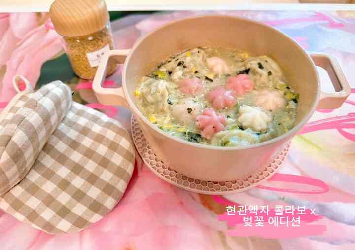 「独立後初のお正月、鍋ひとつで桜餅完成🥣」

もう天気も解けて入春も過ぎて春が来ようと思って桜餅を準備しました🌸
レシピは思ったより簡単！アンチョビやサゴル憂慮する体力は不足して大企業の助けを受けました😅 サゴルゴムタンパッケージで手軽に～

そして、私が絶対餅から引き出すことができないのは王餃子！無条件に入れなければ目も口も楽しい餅が完成されている😂

今回使った鍋は1～2人用にぴったりのサイズだから1人家具に最適化されており、価格も3万ウォン台で気軽に長満でした。

	•熱がまんべんなく広がって、餅がマランマラン、押さえつけません。
	・綺麗な色味のおかげで、鍋目で食卓に載っても感性プレーティング完成
	•適度な重量感で持ち運びが簡単で、沸騰したときに揺れることなく安定

何よりも餅に合わせて玄関額縁とコラボして桜スタイルエディション限定版になりました🌸😆

早期売り切れが予想されますので、お早めにください😁  #현명한소비 #네오플램 #봄맞이 #핑크테리어 #봄맞이인테리어 #벚꽃에디션 #밥상 #밥상테이블 #주방장갑 #주방용품 #냄비 #1인용 #자취방인테리어 #원룸인테리어 #원룸꾸미기 #냄비추천 #내돈내산 #파스텔인테리어 #봄맞이 #봄인테리어 #핑크인테리어   