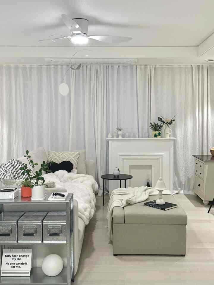 #連休

普段のスペース写真を撮りたいディユ
会社に行くと
平日の夕方でも週末もそうです。
2人の息子と一緒にリラックス..

リビングルーム、ベッドルーム
非常に占領を解剖して
片付ければ乱れ、
まとめるとまた裏返して…
一枚の写真を撮るのは簡単ではありません。

今日もこれを撮ってください。
「ちょっとリビングから出てくる？」した
二つ目が泣いて吹いて乱れ余裕… ^^

それでも今回は連休で休むキム
軽くて軽いカーテンを設置してみましたよ🤍

夫がカーテンレールを取り付けた。
手間を要らずに幸い理由… 

もともと、家のリビングルームはブラインドだけでした。
その上にカーテンをもう1つ見ました。

どうしたの？
リビングの雰囲気がちょっと変わったのですか？

こんなに大変に撮ったリビングショット投擲舌油🤍



＃リビングルーム＃リビングルームの装飾＃リビングルームのインテリア＃moodi
＃リビングスタイル＃ムーディカーテン＃ムーディ 
#リビングカーテン #ビンテージカーテン #カーテンおすすめ
＃ブラインドカーテン＃カーテン＃カーテンインストール 
＃ホワイトインテリア＃ムアルメロミュー
#ヴィンテージインテリア #ミラージュ家具
#マンデーハウスソファ #ベストリビング
＃家を飾る＃ホームデコ＃ホームスタイリング
＃暖炉コンソール＃イケアホイールレス