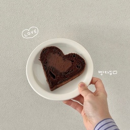 🍫 𝘉𝘳𝘦𝘢𝘥 𝘮𝘰𝘳𝘯𝘪𝘯𝘨 🍞
초코 하트 식빵이라니
좋아하는 단어들만 모아 조합해둔 것 같은 메뉴...🤎
식빵으로 유명한 밀도에서
발렌타인데이를 기념해 나온 메뉴인 것 같은데
딱 하나 남은걸 보고 그냥 지나칠 수가 없었어요!
가운데 생초코가 들어가서
전자레인지에 5-10초 돌려 먹으면 환상이랍니다👼🏻
#콘수프기록집 #예쁜템최고야 #초코식빵 #밀도 #밀도식빵 #발렌타인데이 #초콜렛 #초코 #연휴일상 #연휴끝 