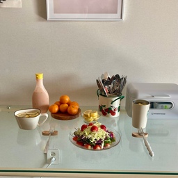 #콘수프기록집 #예쁜템최고야 #컬러포인트
🍓 알록달록 컬러 포인트로 생기 충전!
오늘의 상큼 테이블 ☕️🍽️
무채색 일상에 기분 좋은 에너지를 더하고 싶을 땐 역시 컬러가 정답인 것 같아요!
긴 연휴 후 끝에 생기 가득하게 차린 테이블 입니다 :) 세팅의 주인공은 입맛을 돋우는 레드 & 오렌지 랍니다!!
✨ 오늘의 컬러포인트
🥗 비주얼 깡패 딸기 샐러드
투명한 그릇에 담긴 붉은 딸기와 싱그러운 채소들이 대비되어 보기만 해도 건강해지는 기분!
🍒 빈티지 체리 수저통
밋밋할 수 있는 공간에 체리 패턴 하나 얹었을 뿐인데 분위기가 확 살아요!
🍊 탐스러운 귤
우드 트레이 위에 옹기종기 모인 귤은 따뜻하고 아늑한 느낌을 주는 것 같아요!
거기에 🍋시원한 레몬 티 한 잔 곁들이니 우리 집이 바로 감성 홈카페가 되네요. 예쁜 컬러템들과 함께라면 평범한 식사 시간도 특별해진답니다!
#오늘의집 #집꾸미기 #홈카페 #컬러인테리어 #홈스타일링 #맞팔 #주방인테리어 #주방 #테이블데코 #식탁 #홈테리어 #빈티지인테리어 #연휴일상 #연휴끝 #컬러템 #온더테이블 #온더플레이트 #주방꾸미기 #홈카페존 #샐러드 #샐러드식단 #집밥