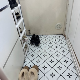 공사 없이, 원복 가능하게 바꿔본 우리 집 이야기
리모델링 안 된 구축 전세집으로 이사 오면서
큰 공사 없이, 나갈 때 원복 가능한 방법 안에서
조금씩 바꿔본 기록을 한 번에 정리해봤어요.
⸻
① 현관 – 데코타일로 첫인상 바꾸기
난이도 ★★☆☆☆
기존 바닥 위에 덮는 방식으로 시공해
현관 분위기를 정리했어요.
생각보다 어렵지 않았지만, 재단이 은근히 중요했어요.
⸻
② 주방 – 떨어지는 페인트로 분위기 바꾸기
난이도 ★★★☆☆
빨간 상·하부장을 떨어지는 페인트로 정리했어요.
작업보다 마스킹이 더 손이 많이 갔던 기억이 나네요.
2년 사용해본 솔직한 장단점도 함께 정리했어요.
⸻
③ 주방 – 시트지로 타일 가리기
난이도 ★★★★★
울퉁불퉁한 타일 위에 폼보드 + 시트지 조합으로 가려봤어요.
콘센트 위치 실수까지 있었던, 가장 고난이도 작업이었어요.
④ 주방 – 소품 & 가벽으로 정리하기
난이도 ★★☆☆☆
콘센트 구멍은 소품으로 가리고,
에어프라이기는 가벽으로 시선을 정리했어요.
작지만 체감 변화는 확실했던 프로젝트예요.
⑤ 베란다 – 데크타일 깔기
난이도 ★★★☆☆
끼워 맞추는 방식이라 어렵진 않았지만
재단과 마감에 시간이 조금 필요했어요.
⑥ 펜트리 & 보일러실 – 공간 재정리
난이도 ★★☆☆☆
구조 변경 없이 페인트만 칠하고
수납 동선을 정리한 작업이에요.
무엇보다 수납이 더 중요했던 공간입니다.
전세집이라 망설였던 분들께 작은 참고가 되길 바랍니다 🙂
#인테리어노하우 #콘수프기록집 #전세집인테리어 #구축아파트 #셀프인테리어 #데코타일 #떼어지는페인트 #현관 #주방 #베란다 #펜트리 #수납 #전세집꾸미기 #전세인테리어총집합 