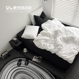 #연휴에뭐하집 
#제품협찬 영혼의 단짝 같은 침구를 만났어요. 🤍🖤
몸에 닿는 침구는 
침실 컨디션을 좌우할 만큼 중요하잖아요.
실키한 터치감이라 
피부에 닿을 때 사르르 녹아드는 느낌이에요.
2-Layer 봉제로 디자인은 더 깔끔해졌고,
불필요한 디테일을 줄여 가격 부담도 덜었어요.
저희 집 매트리스 높이가 약 38cm로 높은 편인데
여유 있게 커버돼서 사용감이 더 만족스러웠어요.
블랙 컬러인데도 먼지가 달라붙는 소재가 아니라
관리하기 편하다는 점도 마음에 들어요.
화이트 침구는 질리지 않아서 계속 손이 가요.
공간 분위기를 깔끔하게 정리해주고, 
계절이나 스타일이 바뀌어도 무난하게 받쳐주어요.
받을 때마다 만족도가 높아서
주변에도 조심스럽게 추천하게 되는 브랜드예요.
소재나 마감, 사용감까지 전반적으로 균형이 잘 잡혀 있어서
오래 써도 편안하게 사용할 수 있는 느낌이에요.
실키한 무봉제 차렵이불 찾고 있다면
고급스러운 KOYU Essential bedding 추천해요.
#koyu #고유 #침실인테리어 #침실스타일링 #모노톤인테리어 #썸앤데코 #미겔무헤드저상형침대 #저상형침대프레임 #블랙침대프레임 #침실인테리어 #침실꾸미기 #베딩 #화이트베딩 #블랙앤화이트인테리어 #블랙인테리어 #라디룸 #로멘틱조명 #콘수프기록집 